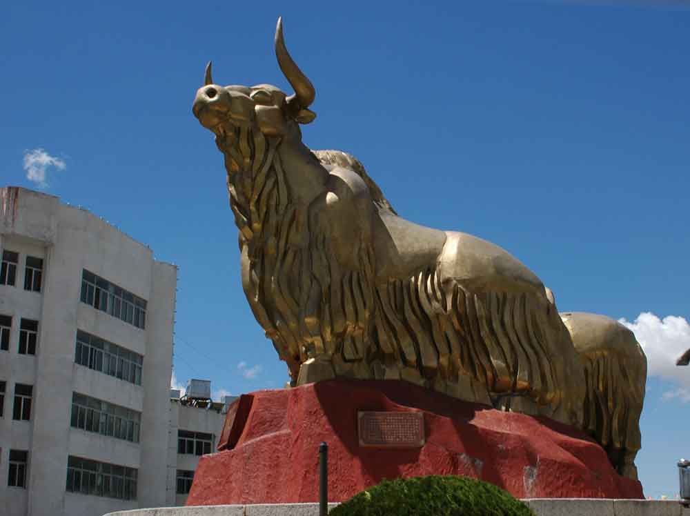 33 - Tibet - Lhasa, escultura de un yak